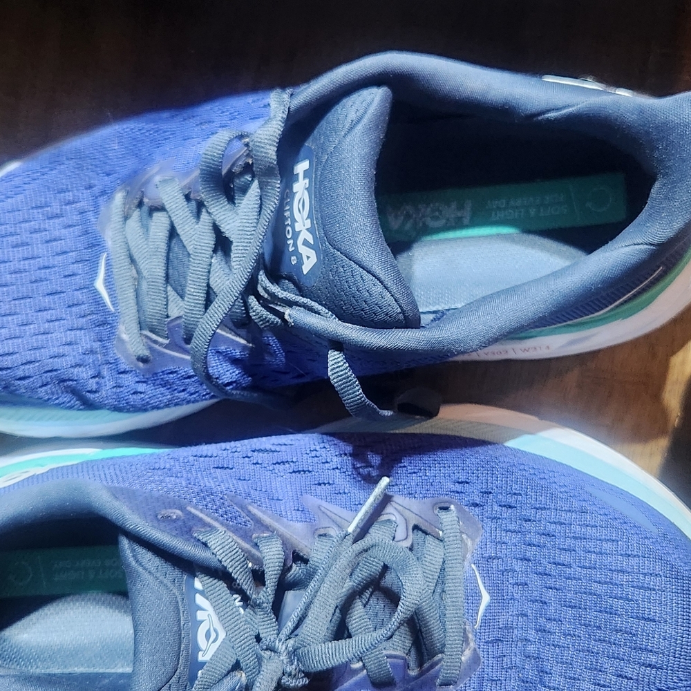 Hoka one on on Clifton 8